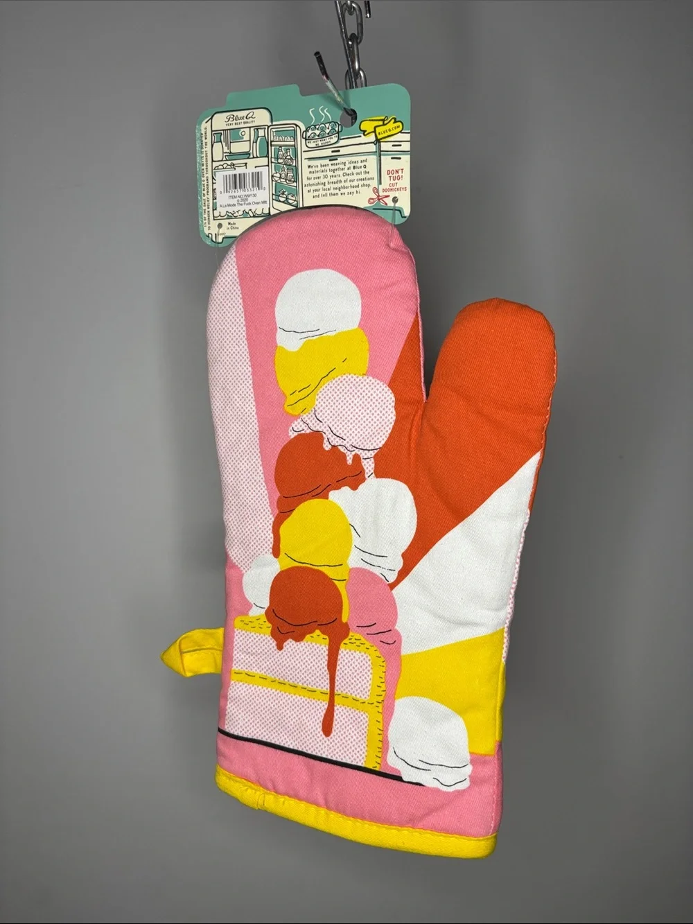 Blue Q Pink Ice-Cream Retro Chef Graphic Oven Mitt 🍨